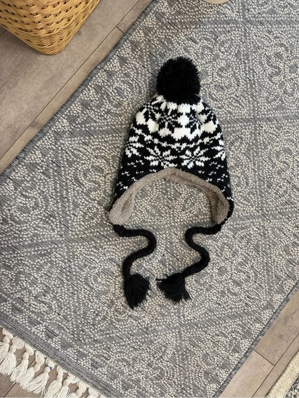 Peruvian-style winter hat features a Nordic snowflake pattern
